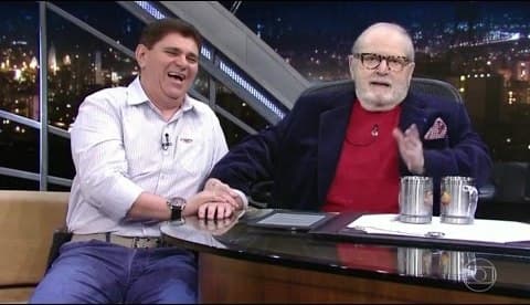 Batoré leva plateia e banda ao choro com suas piadas; assista!