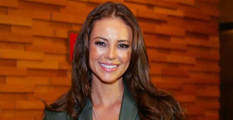 Paolla Oliveira recria cena famosa em que apareceu com bumbum de fora e bomba na internet