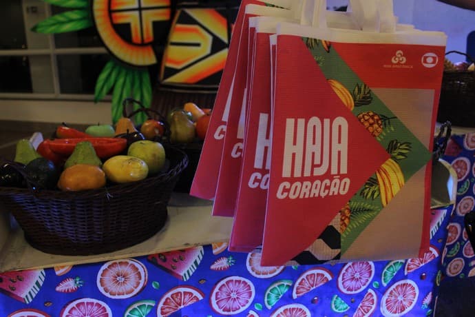 Globo copia estratégia de marketing da Record e divulga novela em sacolas recicláveis