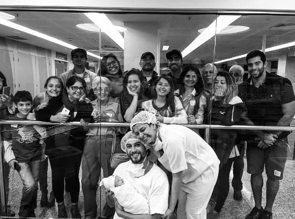 Jesus Luz publica foto da filha recém-nascida na maternidade