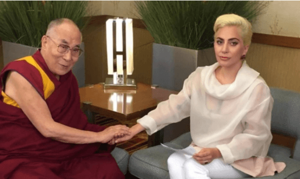 Lady Gaga tem encontro com Dalai Lama para discutir a gentileza e tem problemas com a China