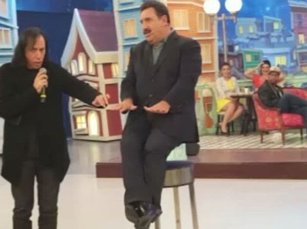 Ratinho "levita" e se assusta com truque de mágica na TV