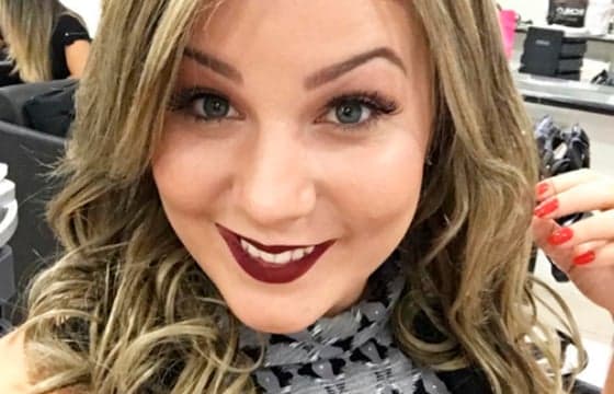 Após mudar o visual, ex-BBB Cacau desabafa: "Me atacam de todas as formas"