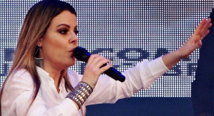 Ana Paula Valadão posta nova foto polêmica, e é detonada por internautas e familiares