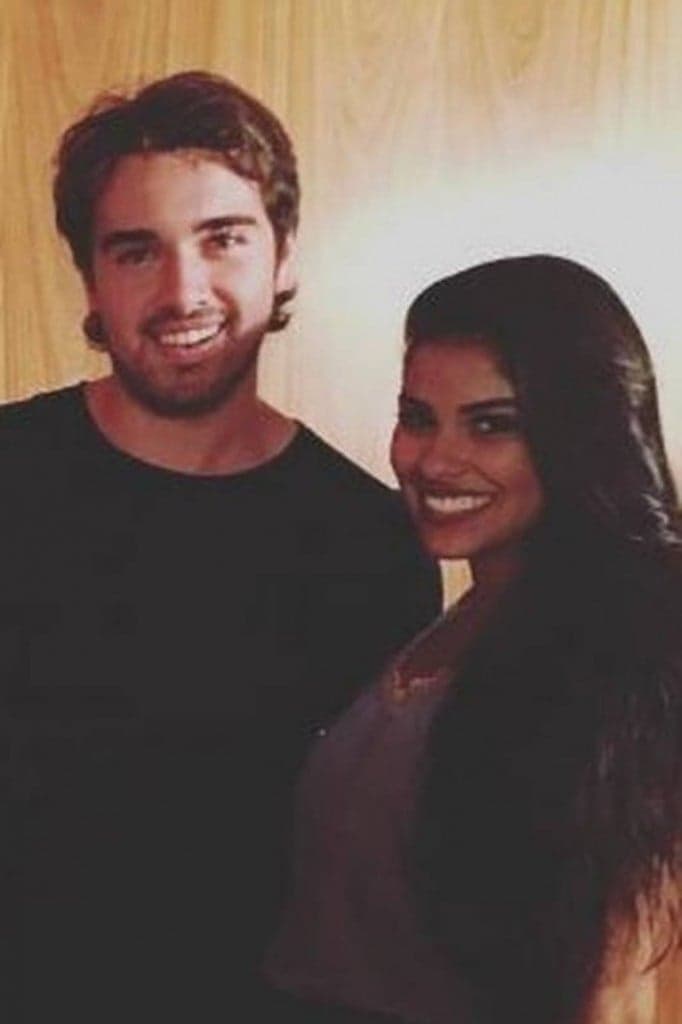 Ex-BBB Munik e Olin Batista são vistos aos beijos em festa do RJ