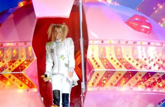 Xuxa completa 30 anos da estreia na Globo; assista vídeo raro dos bastidores da nave