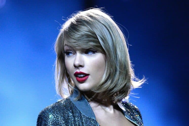 Taylor Swift não comparece ao Grammy, é flagrada em outro evento e causa estranheza