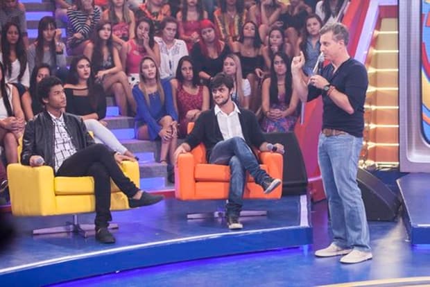 Felipe Simas e Juan Paiva doam cadeiras de rodas usadas em "Totalmente Demais" no "Caldeirão"