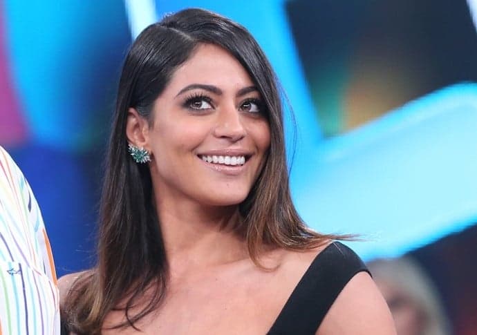 Carol Castro renova contrato com a Globo