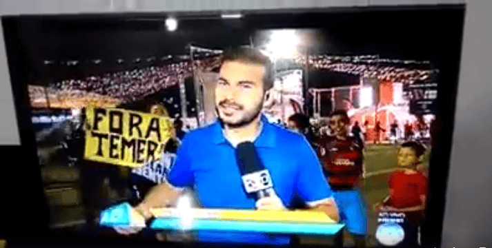 Repórter fica desesperado para fugir de protestos e entra dentro de quadrilha; veja