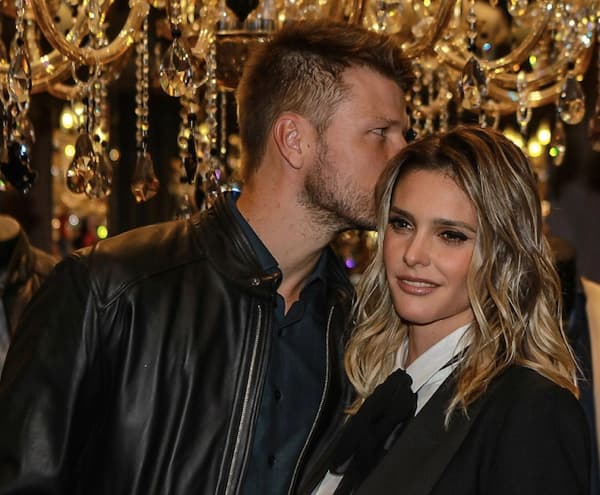 Fernanda Lima é deselegante com empresa, e faz cara feia durante evento