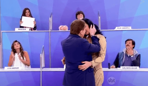 Casado, Silvio Santos finge beijar Helen no seu programa e nem a própria acredita
