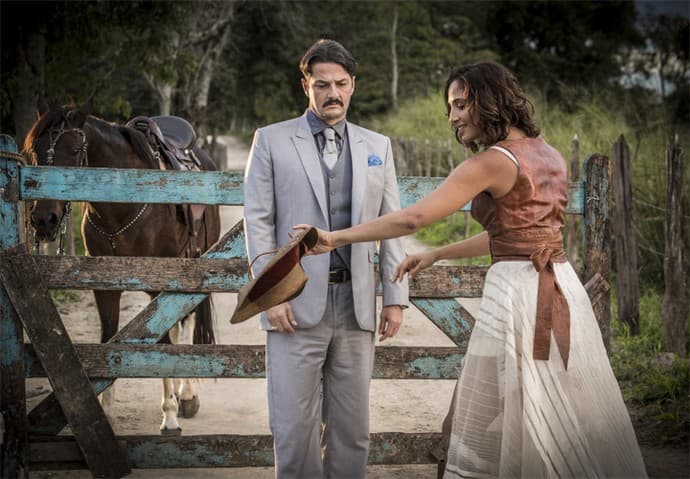 "Velho Chico": Carlos exige explicação de Tereza após traição