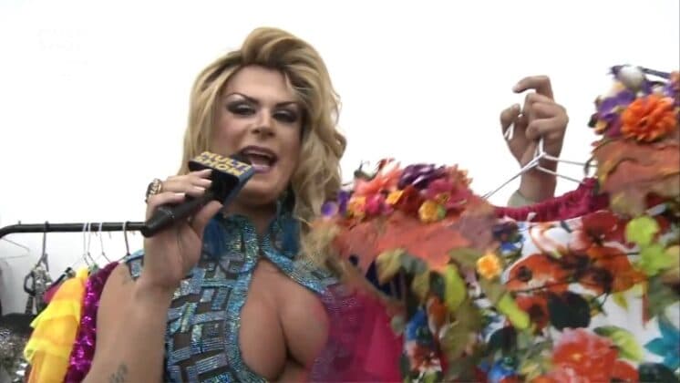 Gabrielly Rodin, drag assistente do "Tudo pela Audiência", diz que não sofre com homofobia