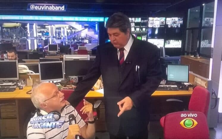 Datena interrompe programa e reclama de barulho de colegas na redação da Band