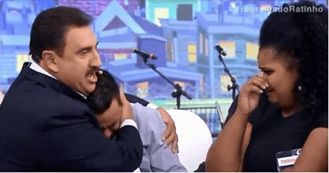 Ratinho dá "colo" para rapaz que ficou inconsolável ao descobrir que não era pai de criança