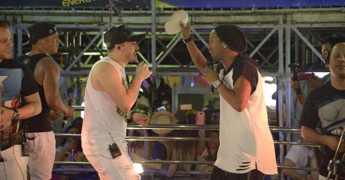 Ronaldinho Gaúcho surpreende ao ser flagrado jogando dinheiro para cadeirante