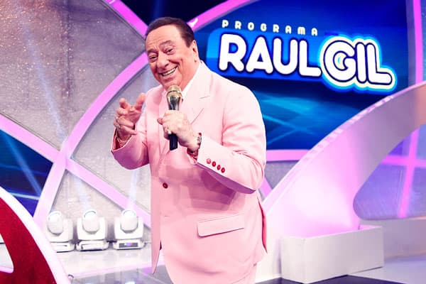 Programa de Raul Gil ganha novo cenário no SBT; confira as fotos!