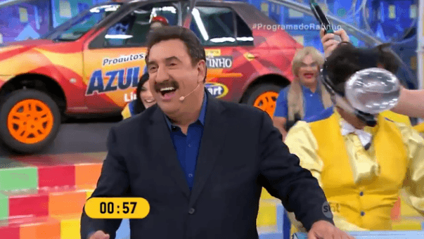 Sem querer, Ratinho ajuda telespectadora em seu programa
