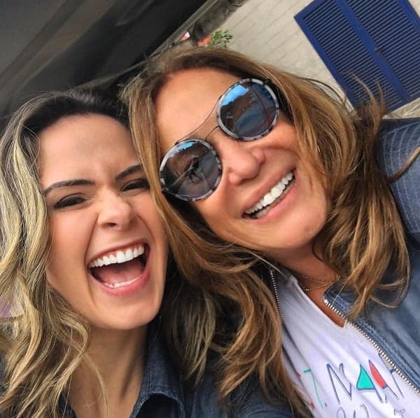 Ex-BBB Ana Paula posa com Susana Vieira nos bastidores da Globo