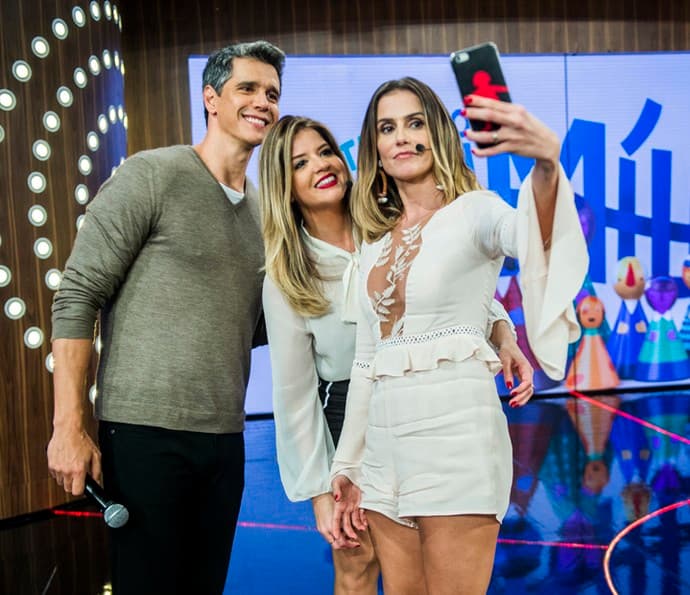 Deborah Secco participa do "Tamanho Família" e mostra sintonia com o marido