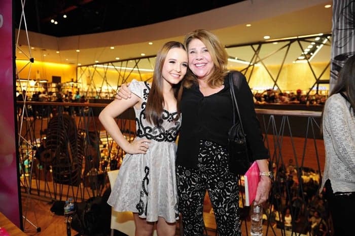 Larissa Manoela lota livraria e posa com fãs em lançamento de livro