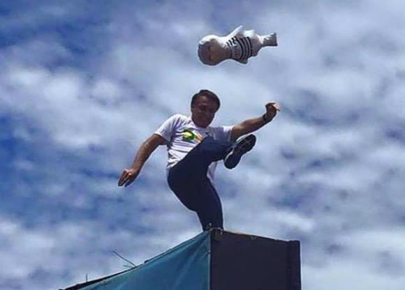 Plateia não segura Bolsonaro e deputado cai no chão; assista!