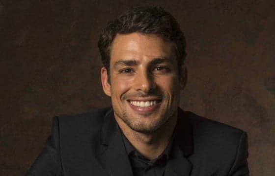 Cauã Reymond aparece com barba e cabelo grande para nova minissérie da Globo; veja!
