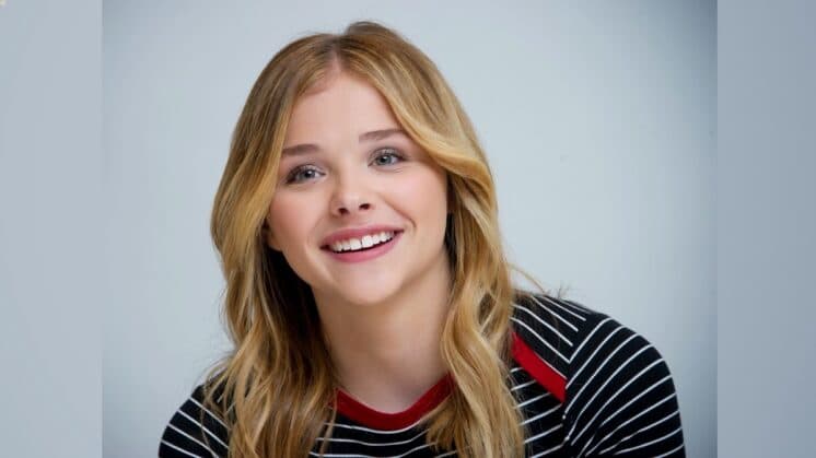 Sem querer, Chloe Moretz mostra partes íntimas na praia
