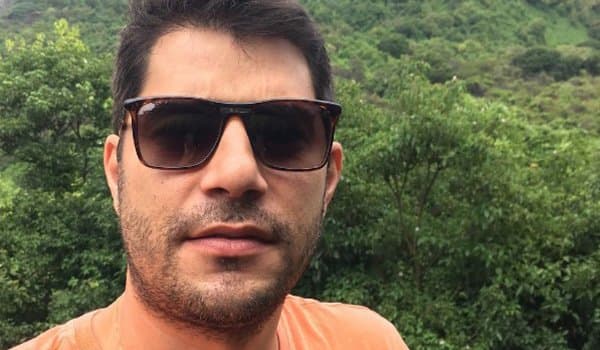 Evaristo Costa volta das férias, dá patada em seguidores e repercute na web