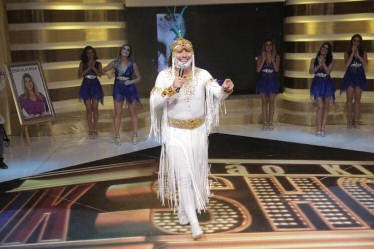 Em seu programa, João Klebber se transforma em Ney Matogrosso; veja como ficou!