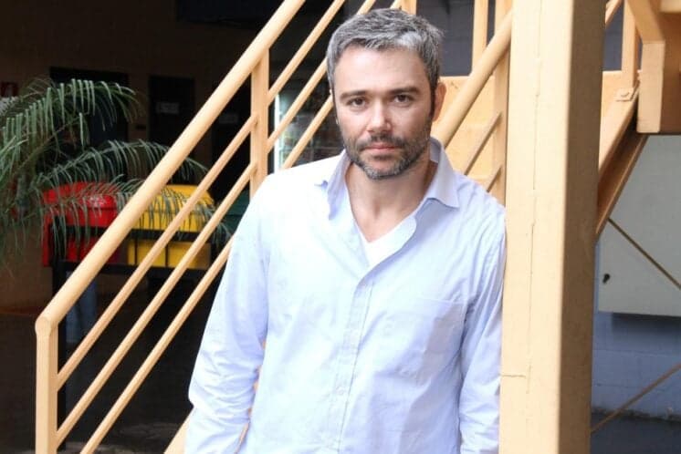 Longe das telinhas, Ângelo Paes Leme investe na carreira de cantor