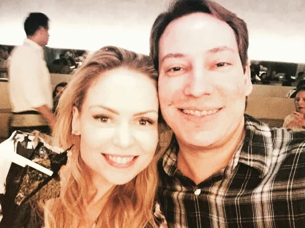 Ex-marido de Bianca Toledo sai da prisão e passa o dia com a mãe