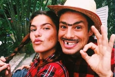 Apaixonados, Cauã Reymond e Mariana Goldfarb posam vestidos de caipira