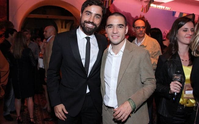 Ricardo Pereira se mostra ansioso por cenas quentes com Caio Blat em "Liberdade, Liberdade"