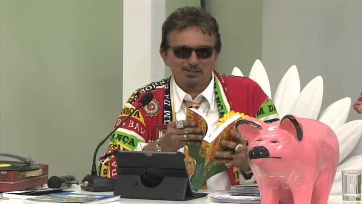 Cantor Falcão resolve realizar “desejo” do Presidente Interino Michel Temer; veja o vídeo