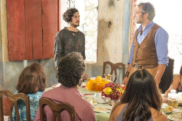 "Velho Chico": Santo apresenta Miguel como seu filho