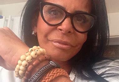 Bruno Mars compartilha gif de Gretchen, que se aproveita para pedir contato do artista: "Sou sua fã"