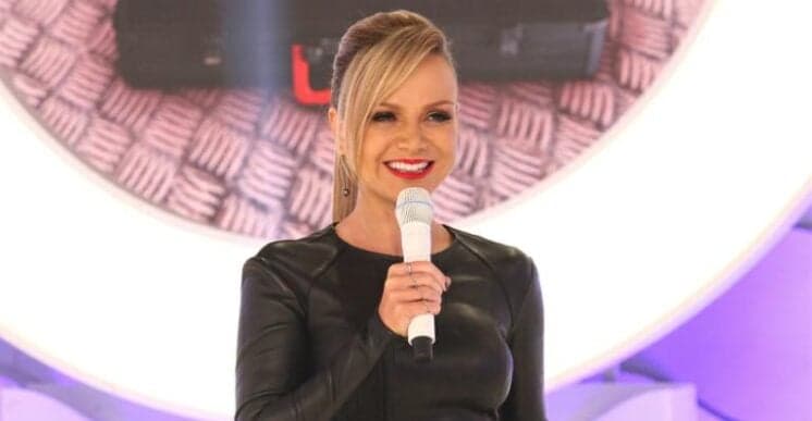 Apesar de crescimento com programa gravado, Eliana segue amargando o terceiro lugar