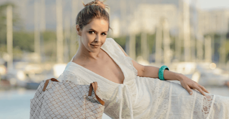 Atriz Bianca Rinaldi tira foto inusitada ao lado de filhas gêmeas