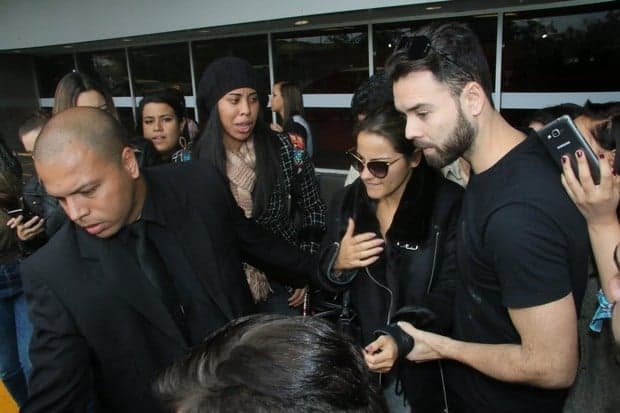 Maite Perroni causa transtorno ao desembarcar no Rj
