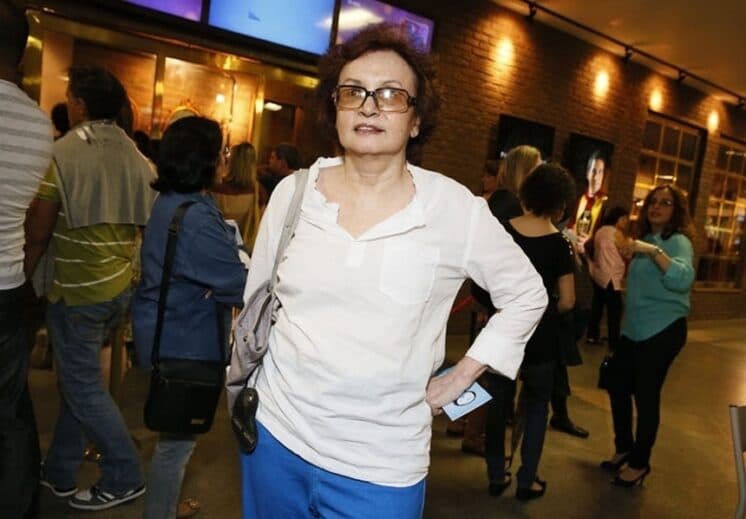 Desempregada, Joana Fomm pede emprego na internet