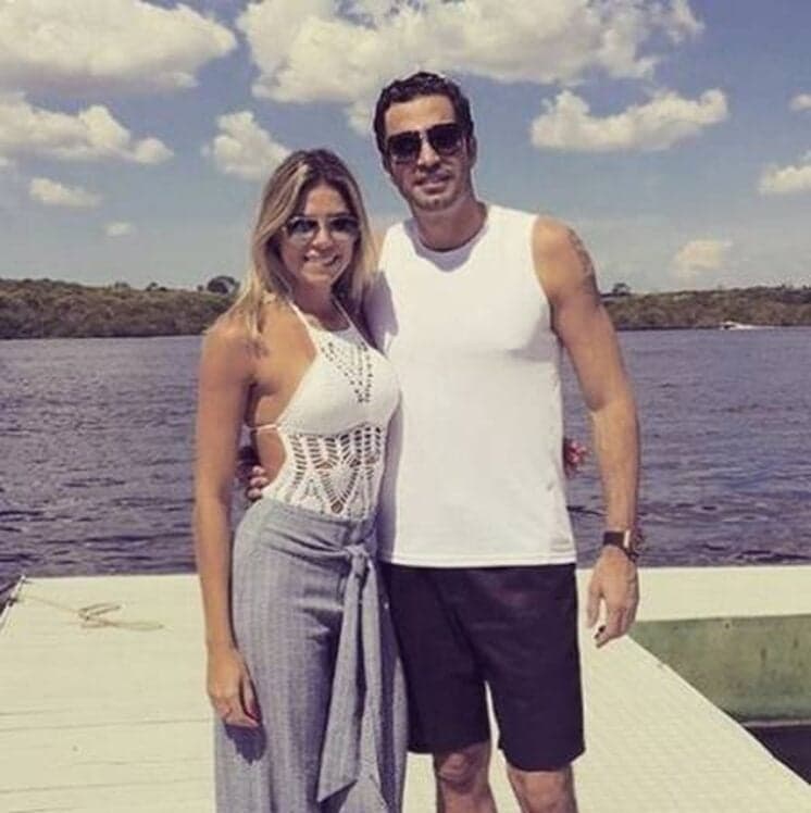 Sem assumir namoro, Latino viaja com Fabi Araújo