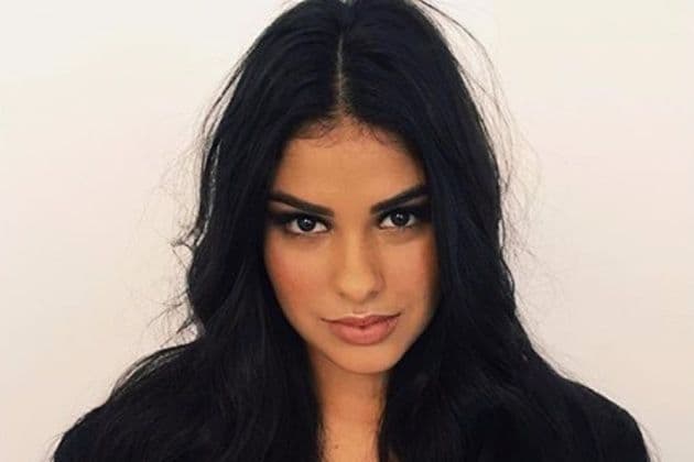 Ex-BBB Munik responde crítica de internauta sobre sua "cara de pobre"