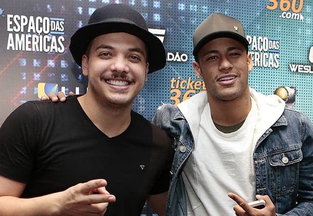 Neymar tieta Wesley Safadão durante show