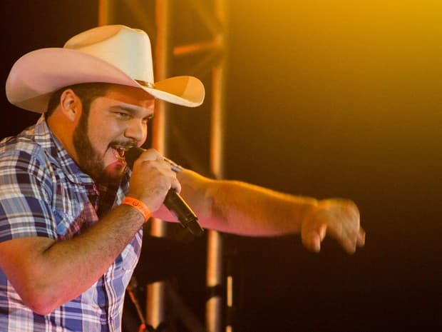 Cantor sertanejo morre em acidente de carro; saiba mais