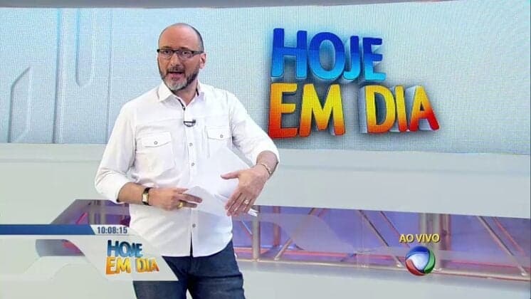 Britto Jr. sai da geladeira da Record e volta a comandar o "Hoje em Dia"