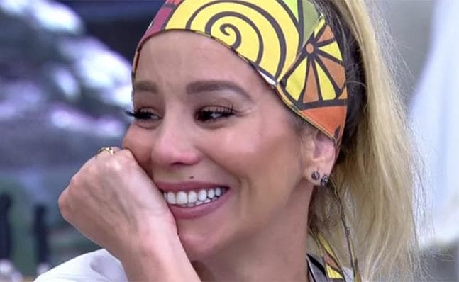 Danielle Winits não consegue fazer lasanha em reality e vira piada na web