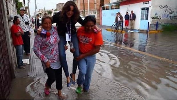 Emissora demite repórter por se recusar a pisar em alagamento