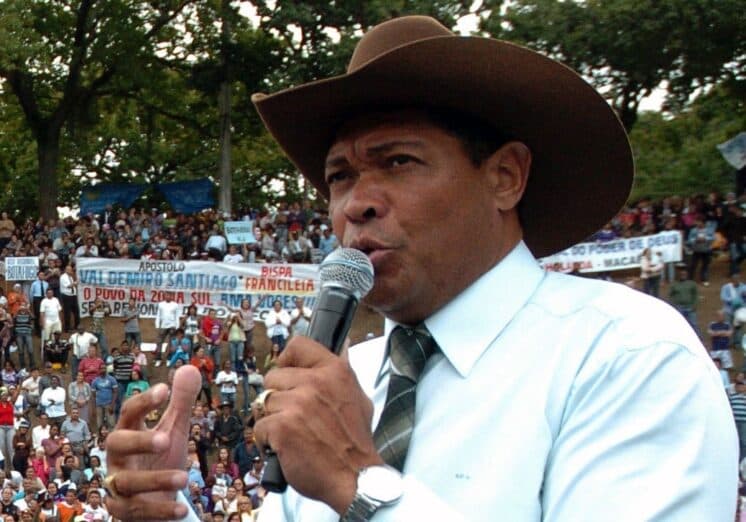 Pastor Valdemiro Santiago é atacado durante culto, leva facada e vai parar no hospital